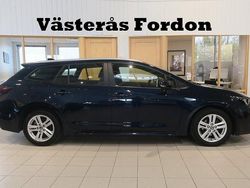 Mörkblå Begagnad 2022 Toyota Corolla Active Kombi | 225 900 kr (Marknadspris)