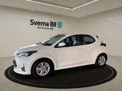 Vit Begagnad 2022 Toyota Yaris Hybrid Active Halvkombi | 189 900 kr (Marknadspris)