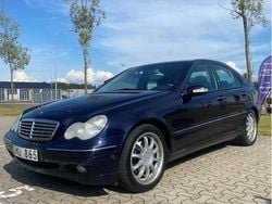 Blå Begagnad 2001 Mercedes C240 Elegance Sedan | 35 000 kr