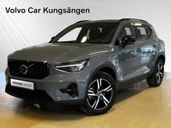 Grå Begagnad 2023 Volvo XC40 Plus SUV | 359 900 kr (Marknadspris)