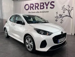 Vit Ny 2024 Mazda 2 Exclusive-Line Halvkombi | 273 400 kr (Marknadspris)