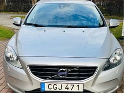 Silver Begagnad 2016 Volvo V40 Kinetic Halvkombi | 132 000 kr (Marknadspris)
