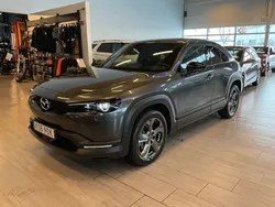 Grå Begagnad 2023 Mazda MX30 Makoto SUV | 368 000 kr