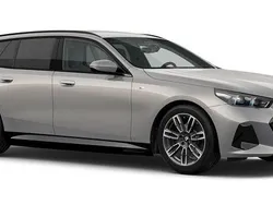 Grå (oxide grey metallic) Ny 2025 BMW 530e Shadowline Kombi | 709 500 kr (Marknadspris)