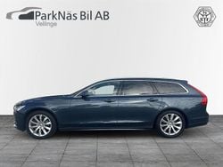 Mörkblå Begagnad 2018 Volvo V90 Momentum Kombi | 259 900 kr (Marknadspris)