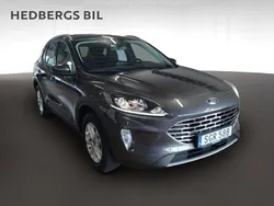 Grå Begagnad 2022 Ford Kuga Titanium SUV | 249 900 kr (Marknadspris)