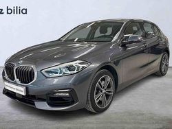 Grå Begagnad 2020 BMW 118 Shadowline Halvkombi | 207 900 kr (Marknadspris)
