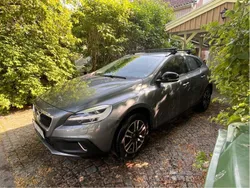 Grå Begagnad 2018 Volvo V40 CC Momentum Kombi | 205 000 kr (Marknadspris)