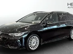 Svart (black) Begagnad 2024 VW Golf VIII R-line Kombi | 369 700 kr (Dyr)