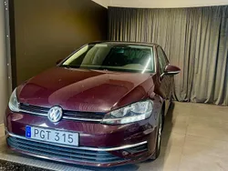 Mörkröd (röd) Begagnad 2017 VW Golf VII Halvkombi | 99 800 kr (Superpris)