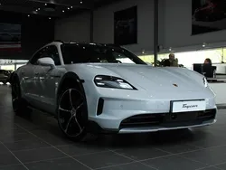 Grå Ny 2024 Porsche Taycan Cross Turismo Sedan | 1 275 000 kr (Marknadspris)