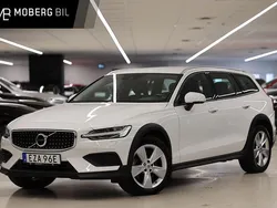 Vit Begagnad 2020 Volvo V60 CC Momentum Kombi | 334 900 kr (Marknadspris)