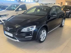 Svart Begagnad 2016 Volvo V60 CC Momentum Kombi | 87 600 kr