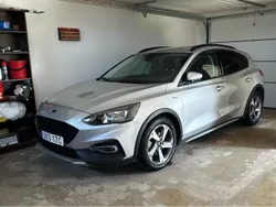 Grå Begagnad 2022 Ford Focus Active Halvkombi | 169 000 kr (Marknadspris)
