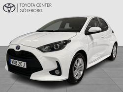 Vit Begagnad 2022 Toyota Yaris Hybrid Active Halvkombi | 214 900 kr (Marknadspris)