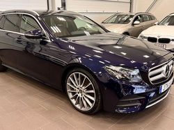 Mörkblå (cavansitblåmetallic) Begagnad 2018 Mercedes E220 AMG Kombi | 319 000 kr (Dyr)