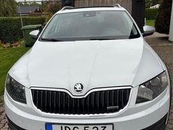 Vit Begagnad 2016 Skoda Octavia Scout Business Line Kombi | 160 000 kr
