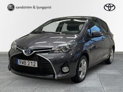 Grå Begagnad 2015 Toyota Yaris Hybrid Halvkombi | 130 000 kr (Marknadspris)