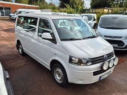 Vit Begagnad 2010 VW Caravelle Comfortline Minibuss | 129 000 kr (Marknadspris)