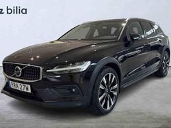 Svart Begagnad 2023 Volvo V60 CC Plus Kombi | 409 900 kr (Marknadspris)