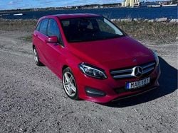 Röd Begagnad 2016 Mercedes B200 Urban Minibuss | 145 000 kr (Marknadspris)