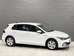 Vit (vit metallic) Begagnad 2020 VW Golf VII Halvkombi | 229 900 kr (Marknadspris)