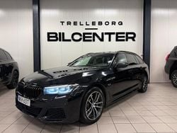 Svart Begagnad 2022 BMW 530e M Sport Kombi | 269 900 kr (Marknadspris)