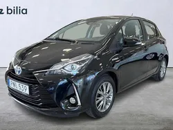 Svart Begagnad 2018 Toyota Yaris Hybrid Active Halvkombi | 134 900 kr (Marknadspris)