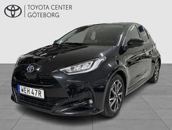 Svart Begagnad 2022 Toyota Yaris Hybrid Active Halvkombi | 214 900 kr (Marknadspris)