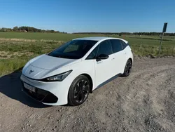 Vit Ny 2025 Cupra Born e-Boost Halvkombi | 439 900 kr (Dyr)