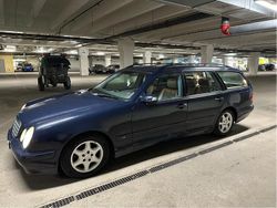 Blå Begagnad 2001 Mercedes E200 Classic Kombi | 24 000 kr