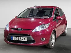 Röd Begagnad 2010 Ford Fiesta Titanium Halvkombi | 72 900 kr (Marknadspris)