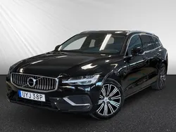Svart Begagnad 2022 Volvo V60 Kombi | 319 800 kr (Marknadspris)