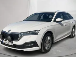 Vit Begagnad 2023 Skoda Octavia Sedan | 210 000 kr (Superpris)