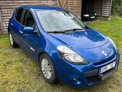 Blå Begagnad 2010 Renault Clio R.S. Halvkombi | 30 000 kr (Marknadspris)