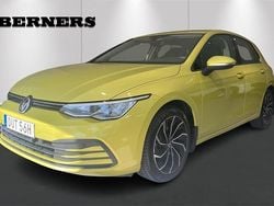 Gul Begagnad 2021 VW Golf VIII Life Halvkombi | 239 900 kr (Marknadspris)
