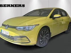 Gul Begagnad 2021 VW Golf VIII Life Halvkombi | 239 900 kr (Marknadspris)