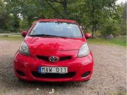 Röd Begagnad 2011 Toyota Aygo Halvkombi | 29 500 kr (Marknadspris)
