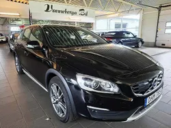 Svart Begagnad 2016 Volvo V60 CC Summum Kombi | 174 700 kr (Lite dyr)