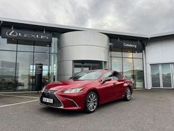 Röd Begagnad 2019 Lexus ES300H Executive Line Sedan | 379 000 kr (Marknadspris)