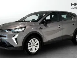 Grå (grey) Ny 2024 Renault Captur Evolution SUV | 281 700 kr (Marknadspris)