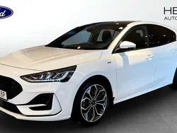 Vit (white) Begagnad 2022 Ford Focus ST-Line X Halvkombi | 234 000 kr (Marknadspris)