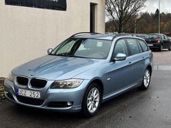 Ljusblå (silverblåmet) Begagnad 2009 BMW 318 Comfort Edition Kombi | 64 900 kr (Marknadspris)