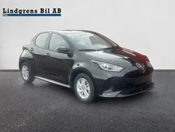 Svart met Ny 2024 Mazda 2 Center-Line Halvkombi | 259 400 kr (Marknadspris)