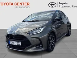 Grön Begagnad 2021 Toyota Yaris Hybrid Style Halvkombi | 219 900 kr (Marknadspris)