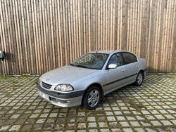 Ljusgrå Begagnad 1999 Toyota Avensis Sedan | 18 900 kr (Marknadspris)