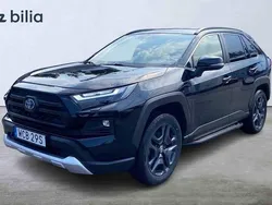 Svart Begagnad 2022 Toyota RAV4 Hybrid SUV | 439 900 kr (Marknadspris)
