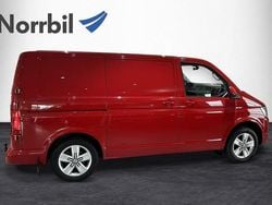 Röd (körsbärsröd) Begagnad 2017 VW T6 Van | 219 000 kr (Bra pris)
