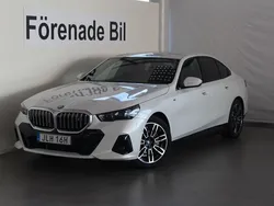Vit Begagnad 2024 BMW i5 M Sport Sedan | 639 000 kr (Marknadspris)