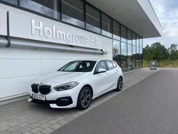Vit Begagnad 2022 BMW 118 Sport Line Halvkombi | 229 500 kr (Marknadspris)